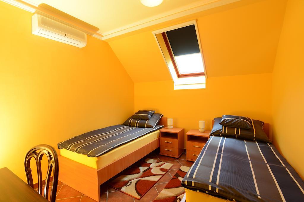 Nexus Vendeghaz Szeged Aparthotel Стая снимка