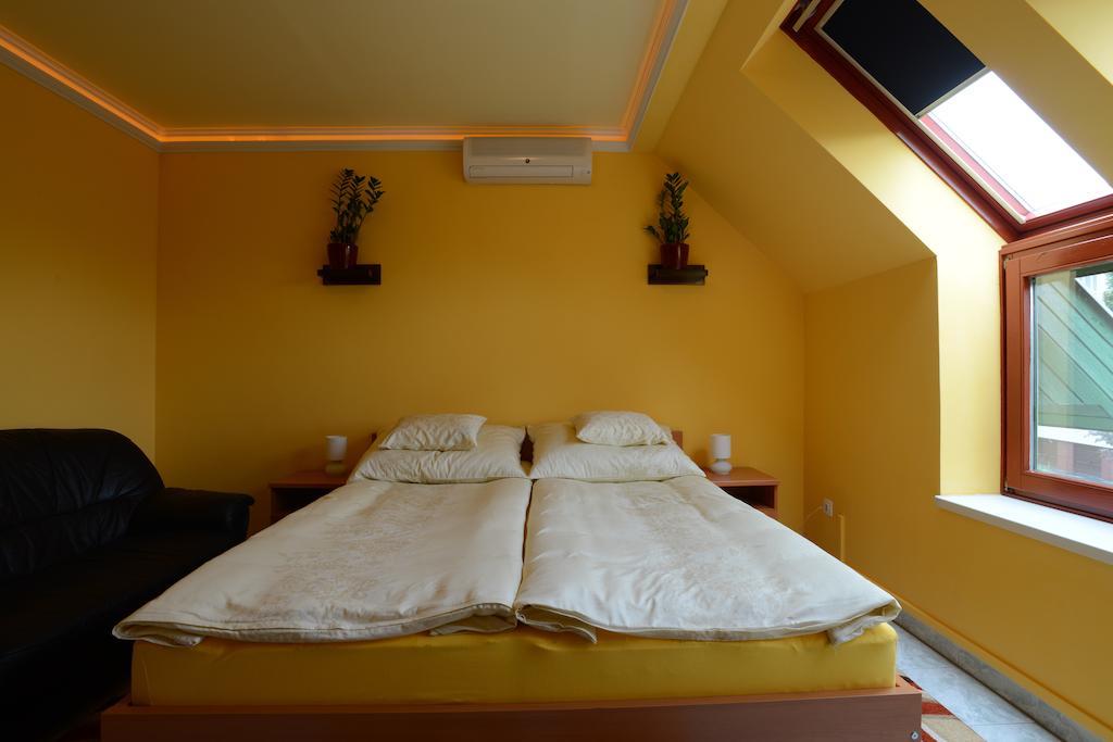 Nexus Vendeghaz Szeged Aparthotel Стая снимка